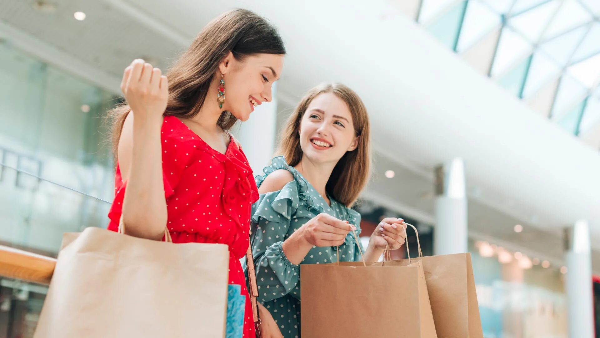 Переведи go shopping. Шоппинг. Девушка с покупками. Девушка шоппинг. Шоппинг картинки.