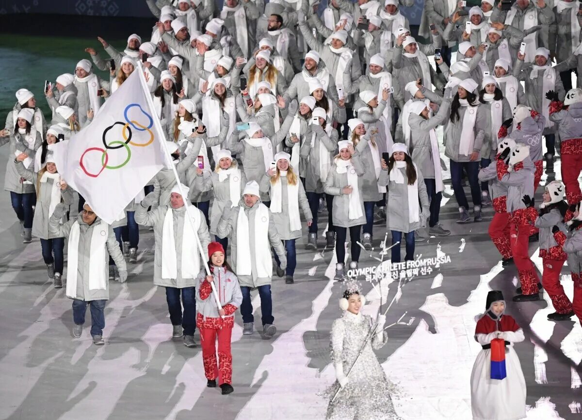 Гимн нейтральных спортсменов. Российские спортсмены на Олимпиаде под нейтральным флагом. Спортсмены с белым флагом. Российские спортсмены без флага на Олимпиаде. Российские спортсмены с белым флагом.