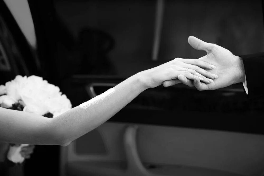 Руку дай дорогая. Парень подает руку девушке. Невеста на руках. Мужчина подает руку женщине. Девушка подает руку.