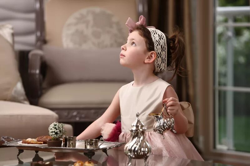 Приветствие аристократов. Джентльмен и дама. Манеры леди. Элегантная женщина. Манеры леди.