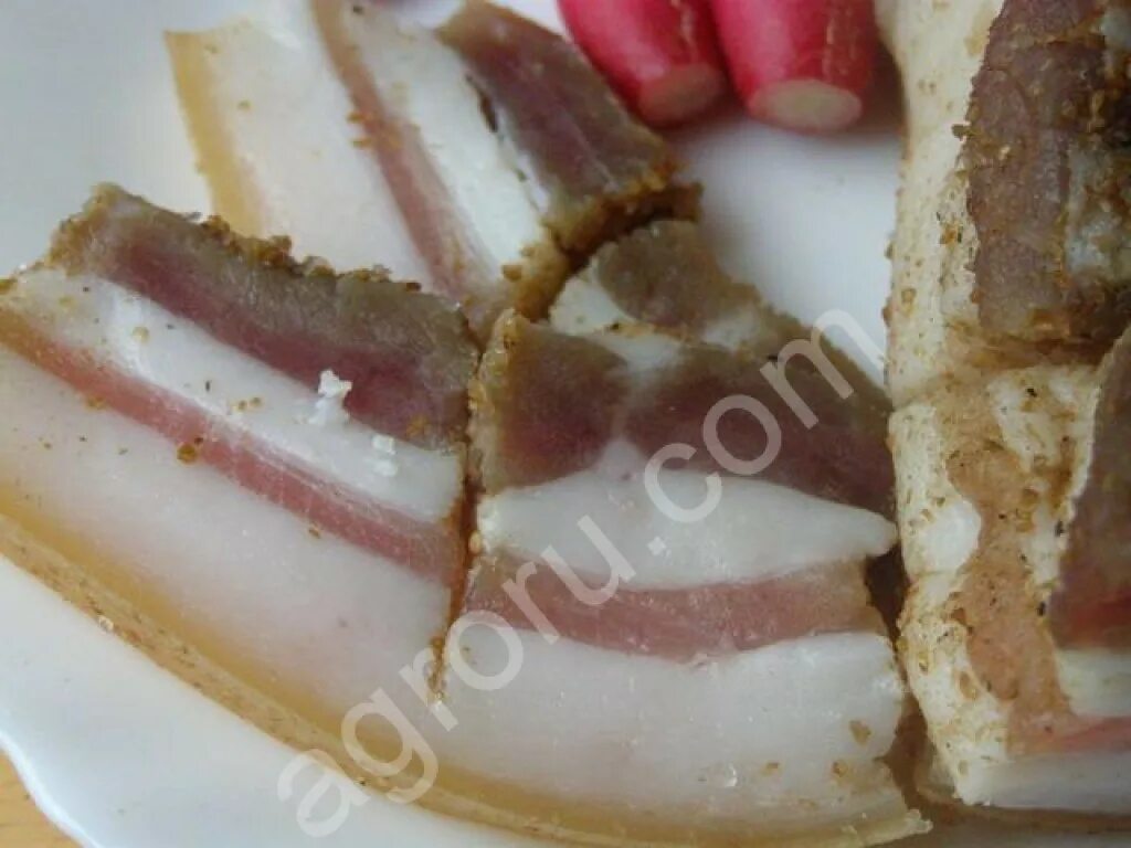 Сало на тощак. Кусок соленого сала. сало с прослойкой. сало с прослойкой мяса. копченое сало с прорезью.