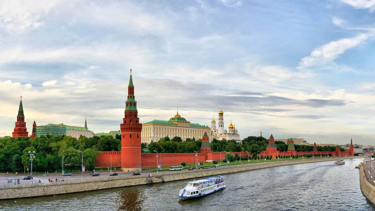 Москва Кремль вид с Москвы реки. Вид Кремля со стороны Моква реки. Кремль Москва. Московский Кремль на фоне Москвы реки.