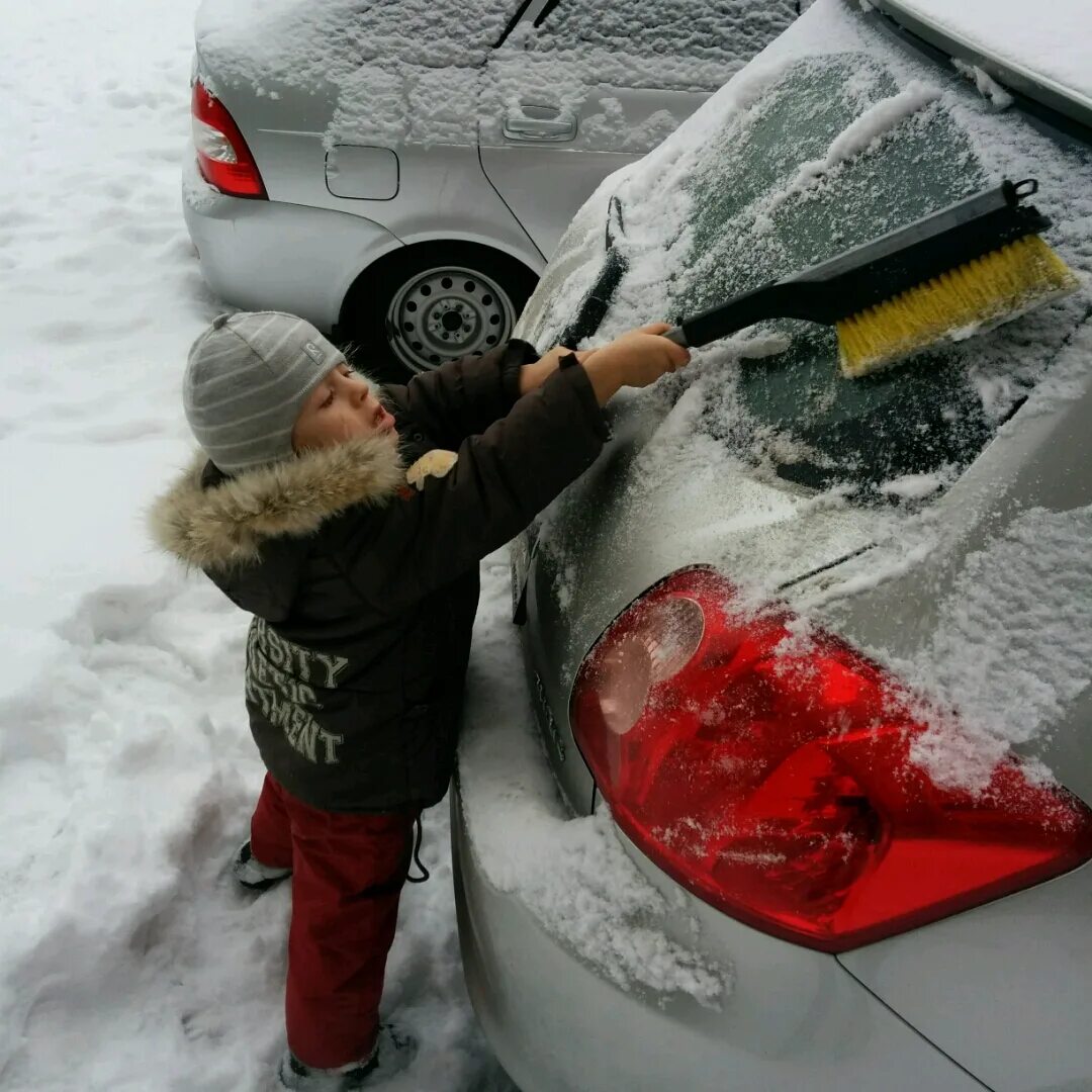 Расчистить машину. Очищает машину от снега. Чистящая машина. Чистка машины от снега прикол. Включи чистка машин
