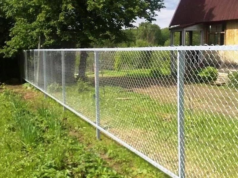Сетка для забора. Сетка рабица тверь. Ограждение из сетки рабицы. Забор с сетки рабицы. Ограждение из сетки рабицы.