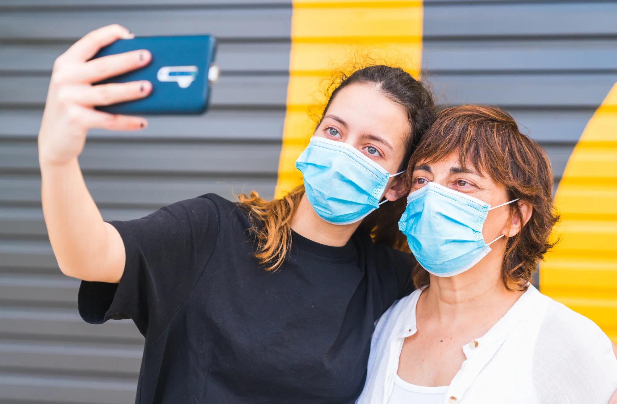 Спад эпидемии. Семья в масках. Пандемия коронавируса в москве сегодня. Санитария-эпидемиология хизмати. Математическая модель эпидемии.