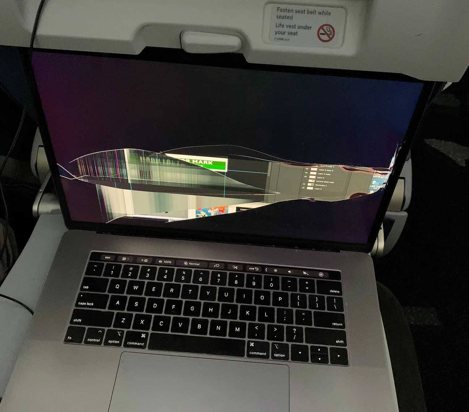 Как брать ноутбук в самолет. Ноутбук в самолете. в самолете с ноутом. broken laptop. сломал ноутбук членом.