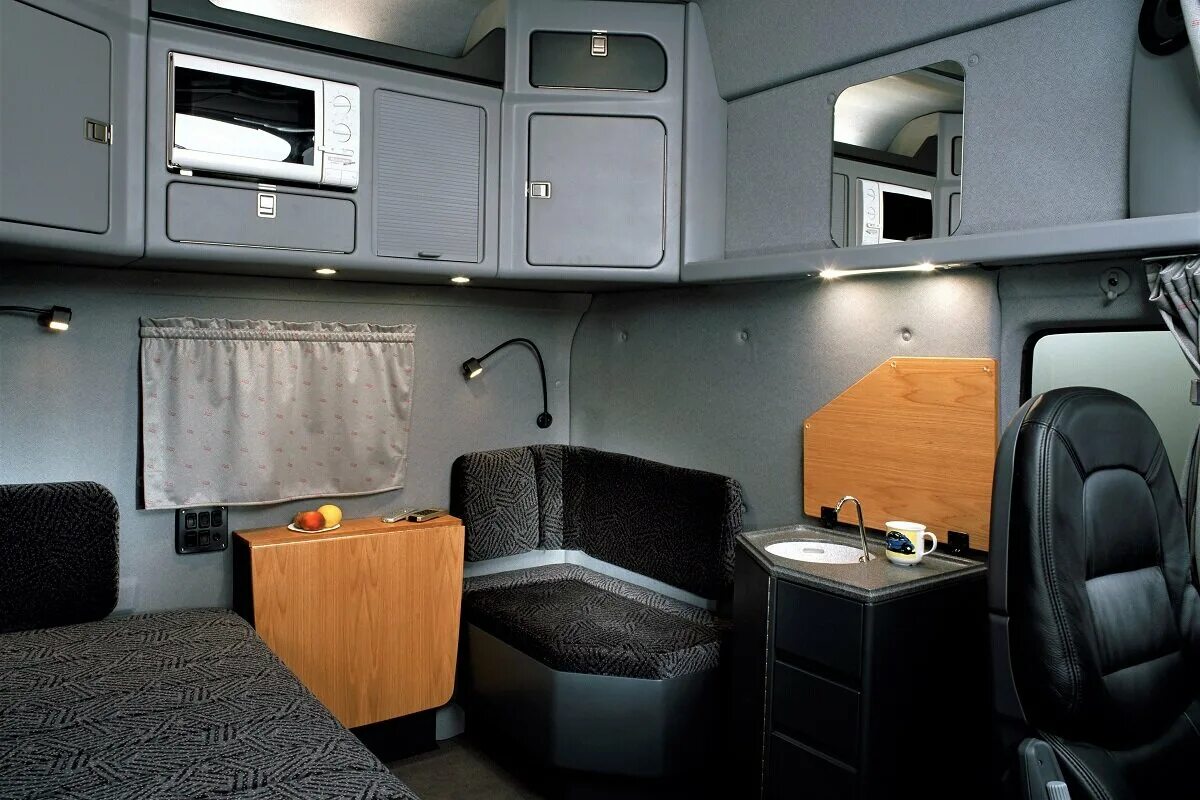 Американский грузовик фредлайнер салон. Автомобили со спальником. Volvo vnl 860 interior. Фредлайнер классик xl спальник. Peterbilt 579 ultraloft кабина.