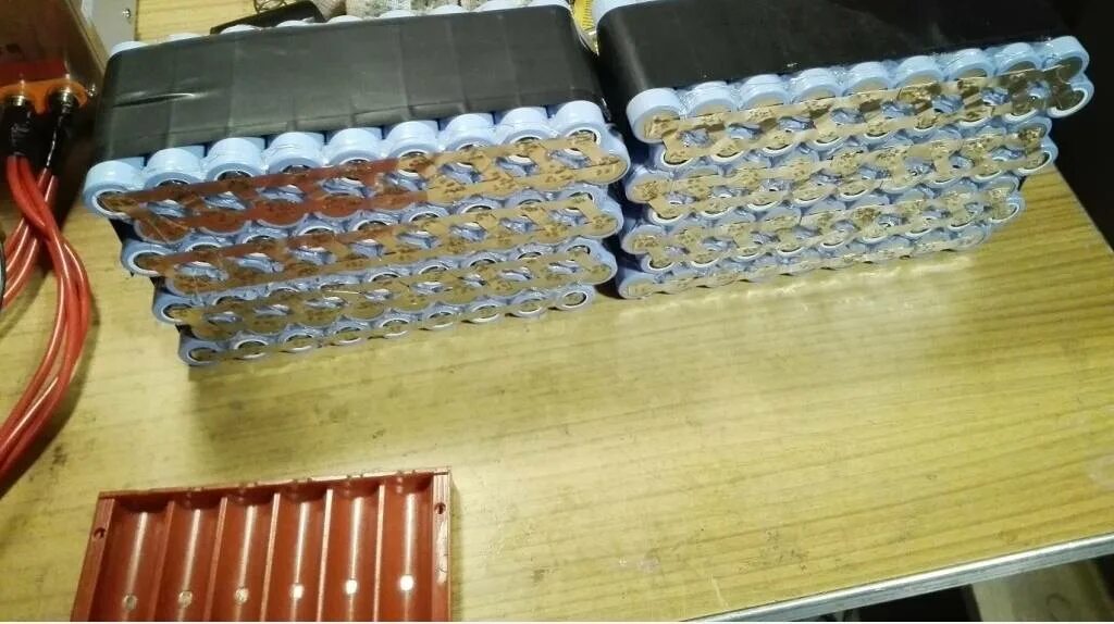 Как сделать аккумулятор своими руками. Как сделать акб. Самодельный элемент питания. Сборка lifepo4 аккумуляторов. Батарейка из батарейки.