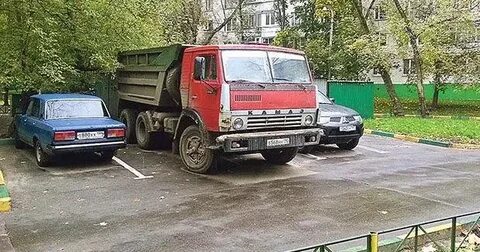 Грузовики в жилой зоне