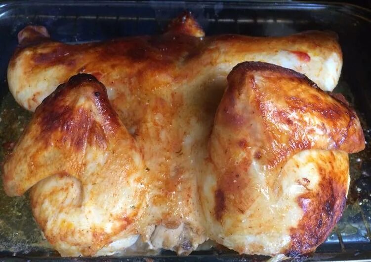 Рецепт маринада курицы целиком. Маринад для курицы в духовке. Курица пополам в духовке. Маринад для курицы в духовке с корочкой. Маринад для домашней курицы в духовке с корочкой.