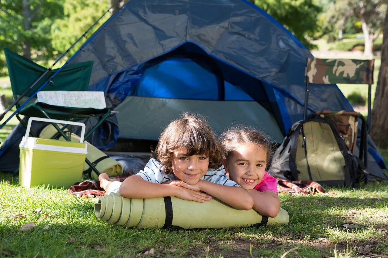 Child camping. Кемпинг с детьми. Лагерь для детей в России кемпинг. Дети в лагере. Мальчики в кемпинге.
