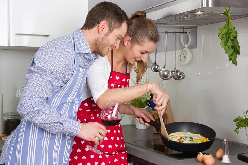 Мужчина и женщина на кухне. Муж и жена вместе на кухне. Готовим вместе. Муж обнимает жену на кухне. Русская соблазняет на кухне