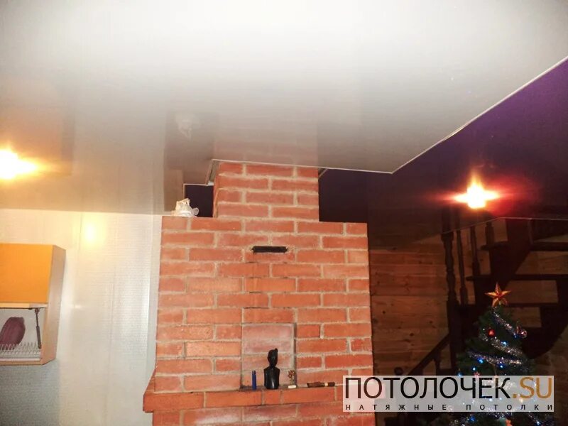 Дизайн кухни с печкой. Натяжной потолок над печкой. Натяжной потолок в доме с камином. Потолок над печью камином. Натяжной потолок над печкой.