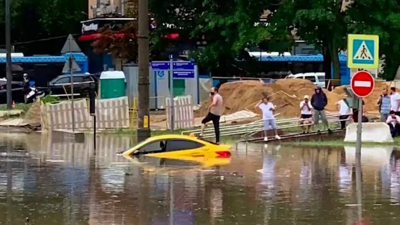 Ураган в москве вчера. Потоп в Москве 28 июня 2021. Ливень в Москве 28 июня. Ливень в Москве 28 06 2021. Потоп в Москве 2022.