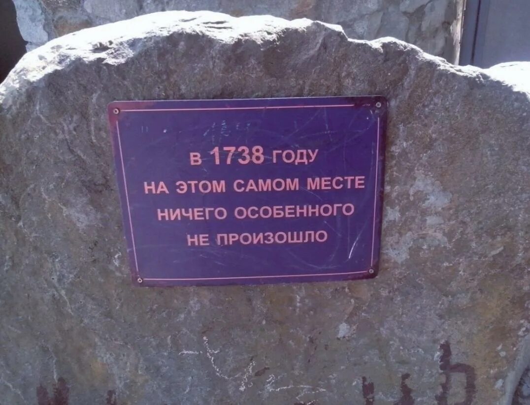 Я не опоздал я просто не хотел приходить. Здесь ничего не происходит. Если ничего не случится. На работе ничего не происходит. На работе ничего не происходит.