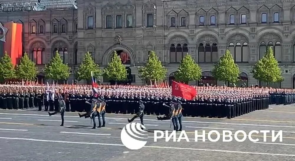 Знамена выносятся. Парад Победы вынос Знамени. Знамя Победы на параде. Красное Знамя на параде Победы. Вынос красного Знамени на параде Победы.