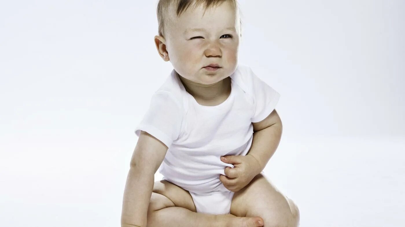 Пальпкция живоота ркбенуа. Болит живот у ребенка 1 год. Болит живот у ребенка 1 год. У ребёнка болит живот и понос. Панкреатит симптомы у детей.