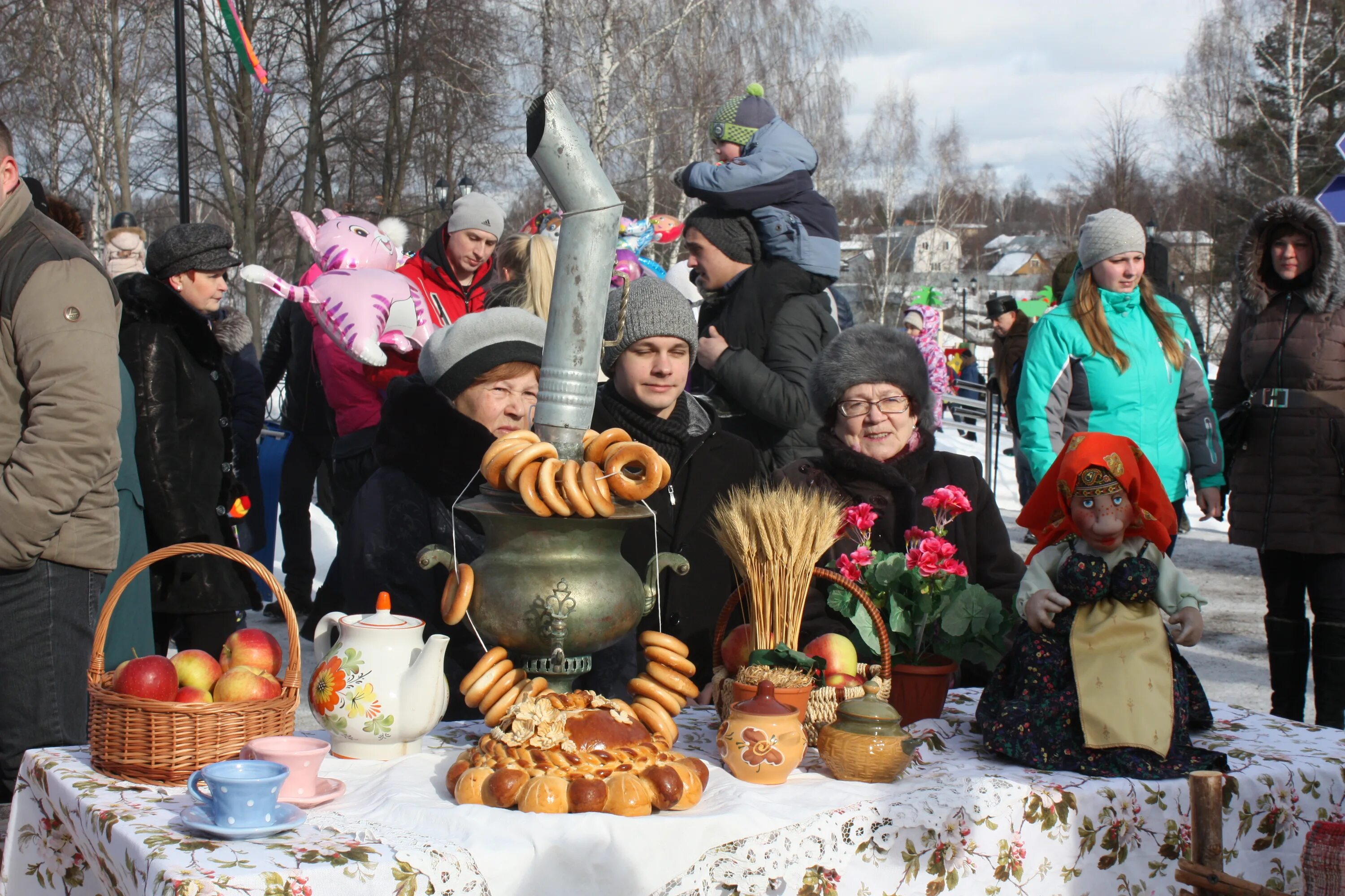 Как отпраздновать масленицу. Гулянья "широкая Масленица" в Мурманске. Украшение территории на Масленицу. Стол на Масленицу. Декор стола на Масленицу.