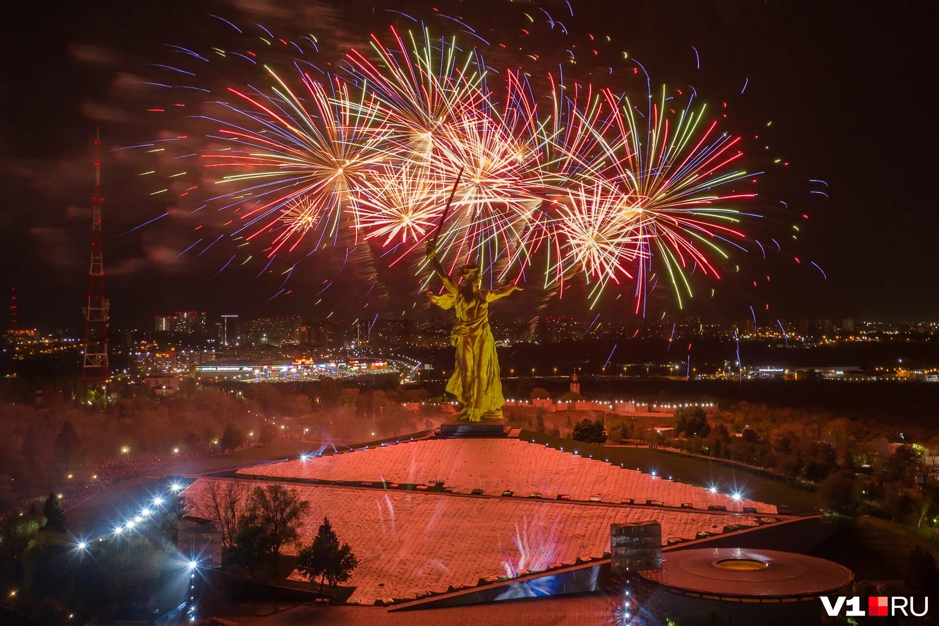 Салют 9 мая 2023. Салют на Мамаевом Кургане в Волгограде. Родина-мать Волгоград 9 мая 2022. Волгоград Мамаев Курган 9 мая салют. Родина-мать Волгоград салют 9.