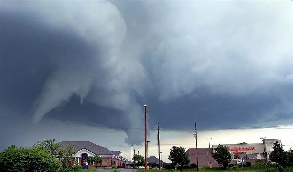 Торнадо ef4 в 2014 году. Смерч из нескольких. Смерч из нескольких. Несколько торнадо. Ураган циклон смерч.