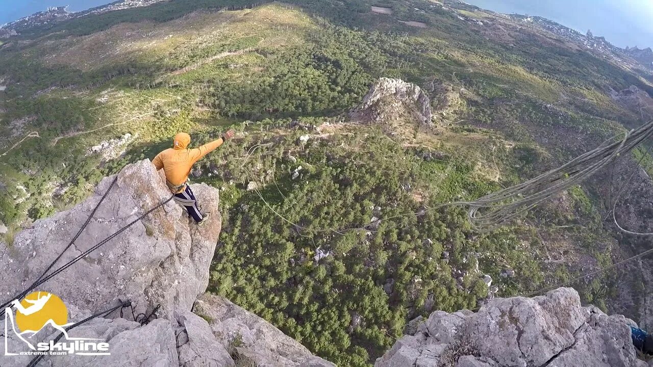Тарзанка в крыму на ай-петри. Шаан кая прыжки. Ай петри тарзанка. Банджи ай петри. Тарзанка в крыму на ай-петри.