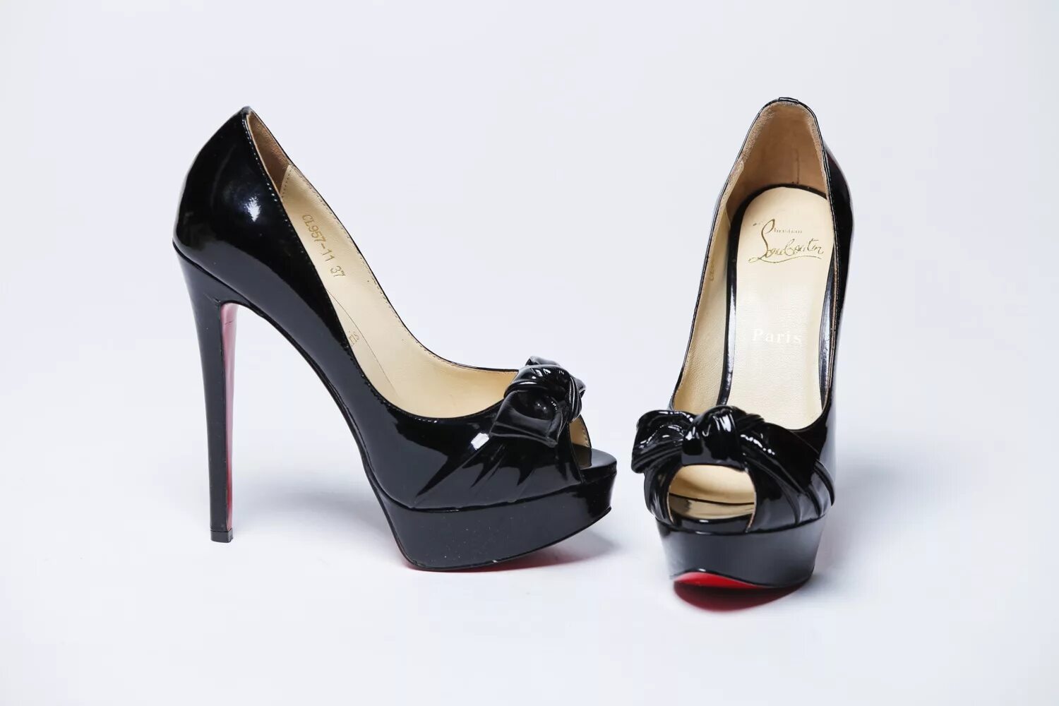 Balenciaga белые лодочки. черные красивые туфли женские. черно красные туфли. красивые замшевые туфли. во сне видеть черные туфли.