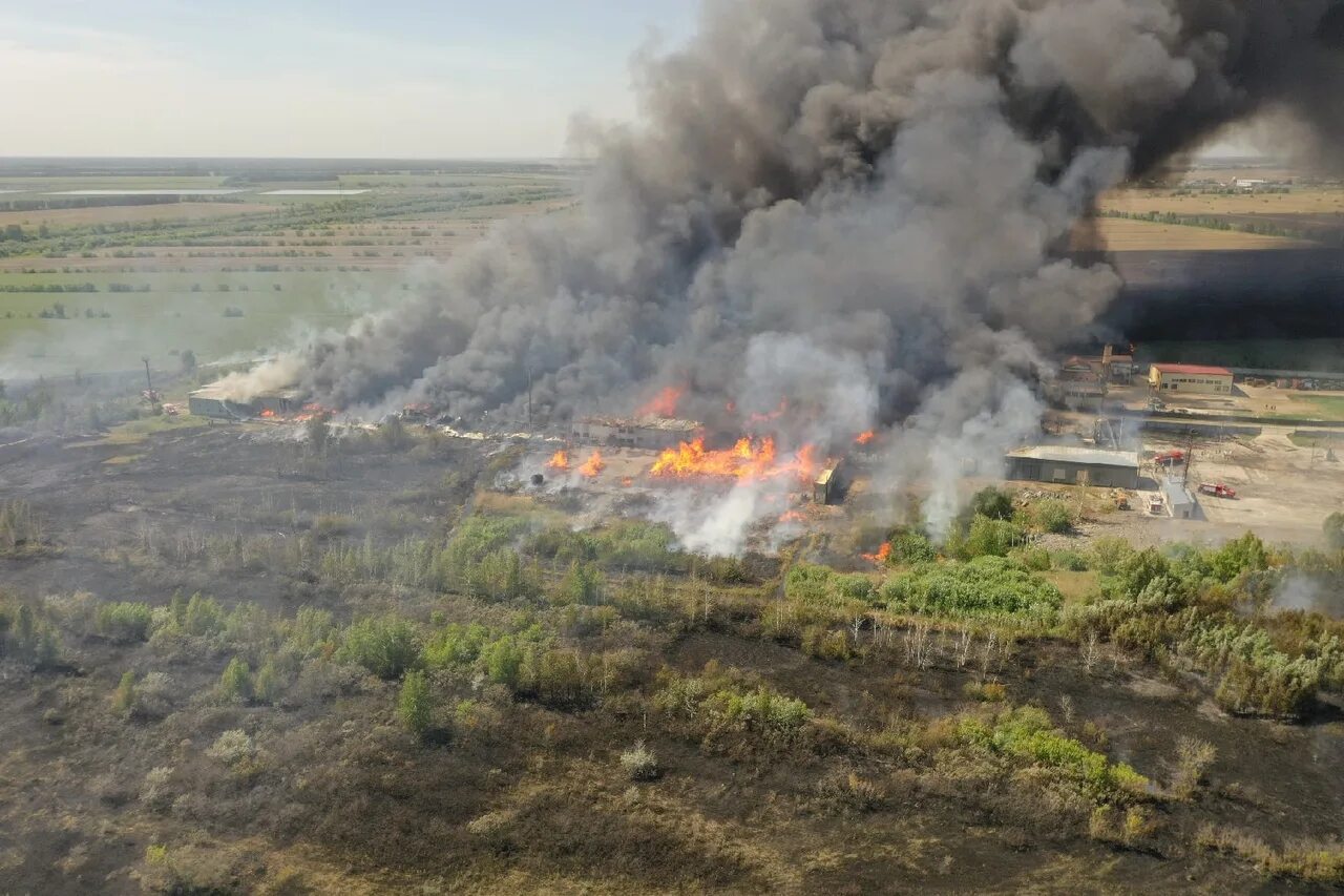 Пожар на левом берегу. Омск пожар сейчас левый берег. Пожар в Омске сейчас на левом берегу. Чернолучье пожар Омск. Пожар в пос Солнечный.