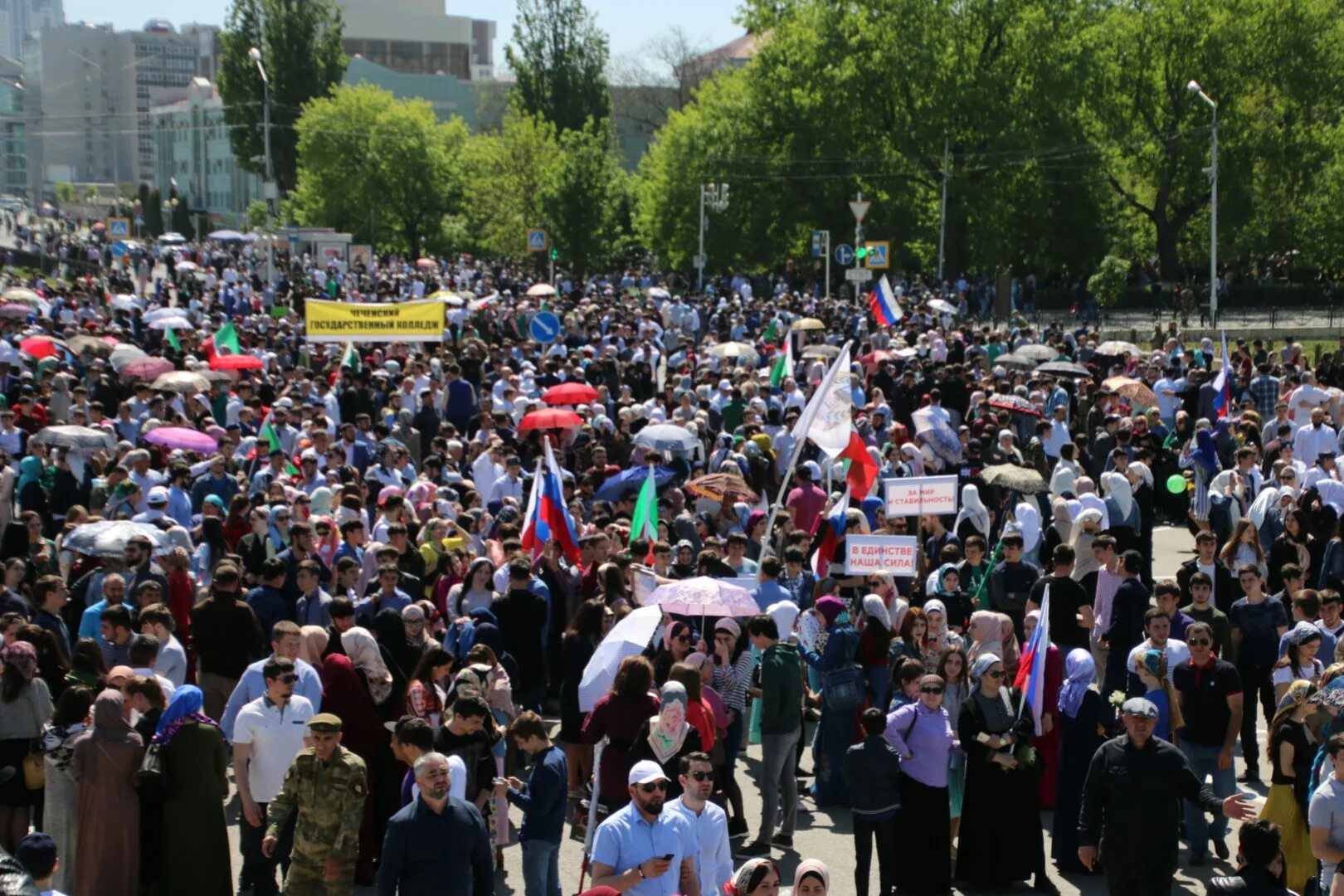 120 тыс человек. Митинг. Сегодняшний митинг в Грозном. Митинг Грозный 23 мая. 120 Тысяч человек.