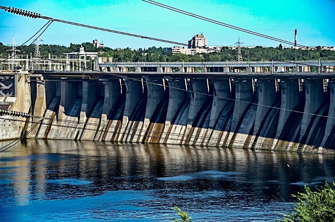 Гэс в запорожье. Днепровскую гидроэлектростанцию (ДНЕПРОГЭС). Днепропетровская ГЭС. Запорожье ГЭС. Плотина Запорожской ГЭС.