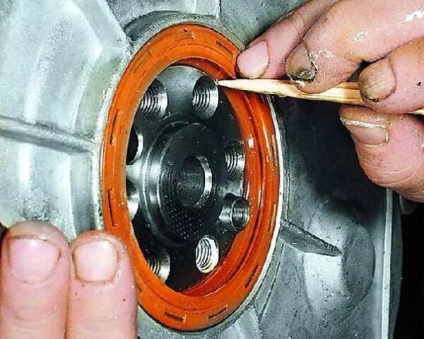 Сальник коленвала м104. Сальник коленчатого вала передний ваз 2110. Мазда 3 1,6 задний сальник коленвала. Сальник течет масло ваз 2112. Сальник коленвала ваз 2106.