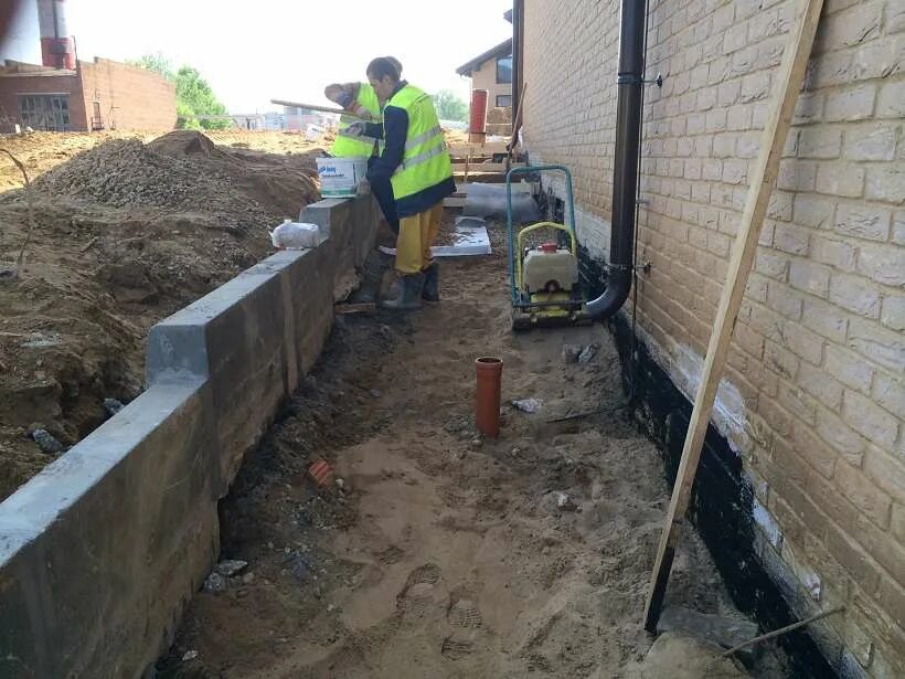 Отмостка вокруг дома. Цоколь ниже уровня земли. Система дренажа в отмостке. Ниже уровня земли. Отмостка на неровном участке вокруг дома.