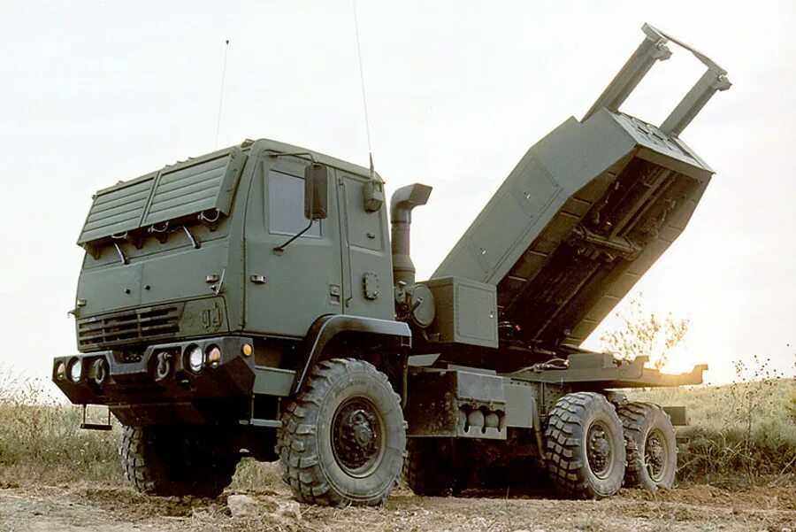 Установка хаймерс. М142 HIMARS. М142 ХИМАРС РСЗО. РСЗО m142 HIMARS США. M142 HIMARS шасси.