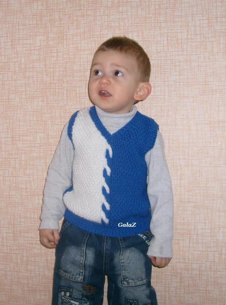 Безрукавка для мальчика 10 лет. Жилетка для детей. Жилетка для мальчика спицами. Жилетка мальчику 3 года. Вязаный жилет на мальчика 1 годик.