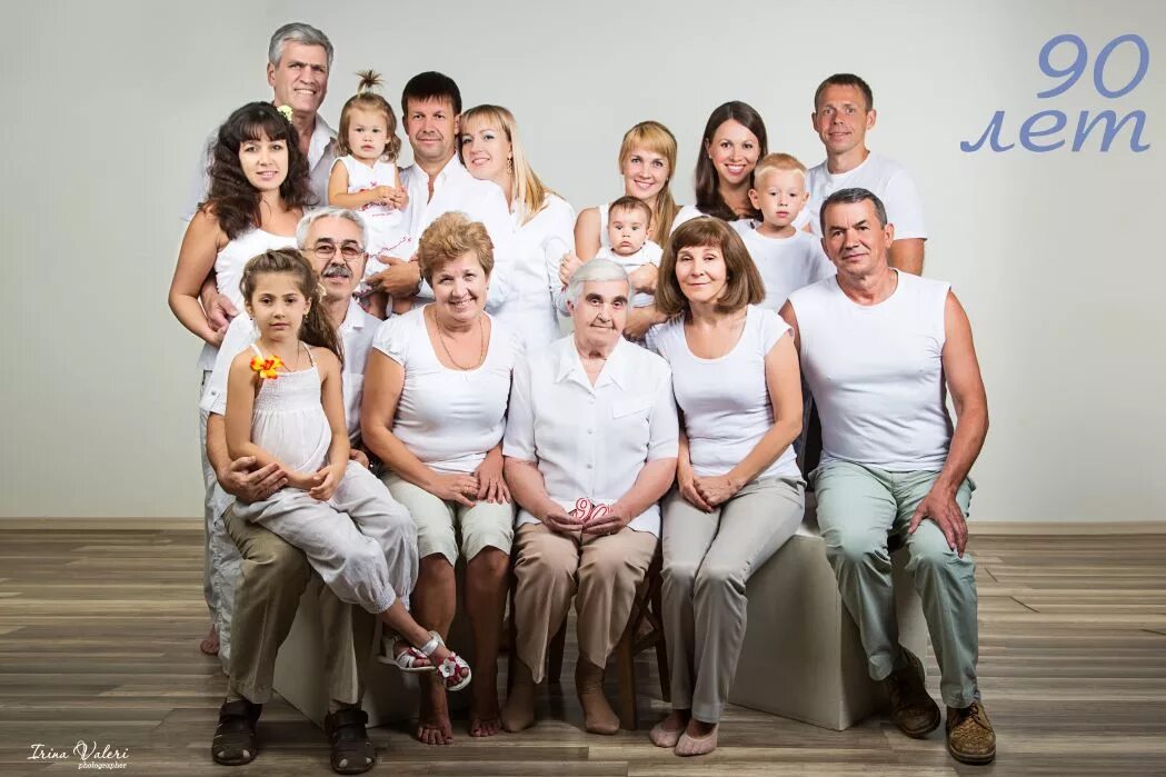 6 поколений семьи. Фотосессия большой семьи. Фотосъемка большой семьи в студии. Портрет большой семьи. Большая семья.