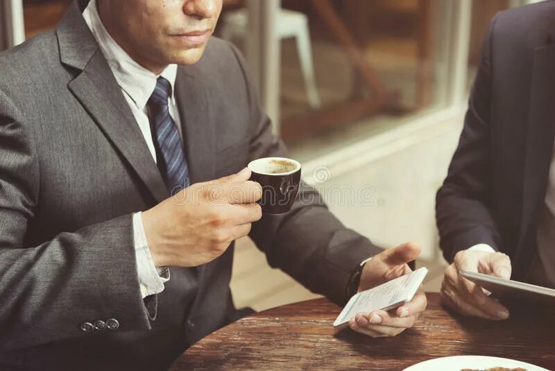 Бизнесмен в кофейне. Кофе бизнесмены. Бизнесмен в кафе. Бизнесмен с кофе. Бизнесмен с ноутбуком и кофе.