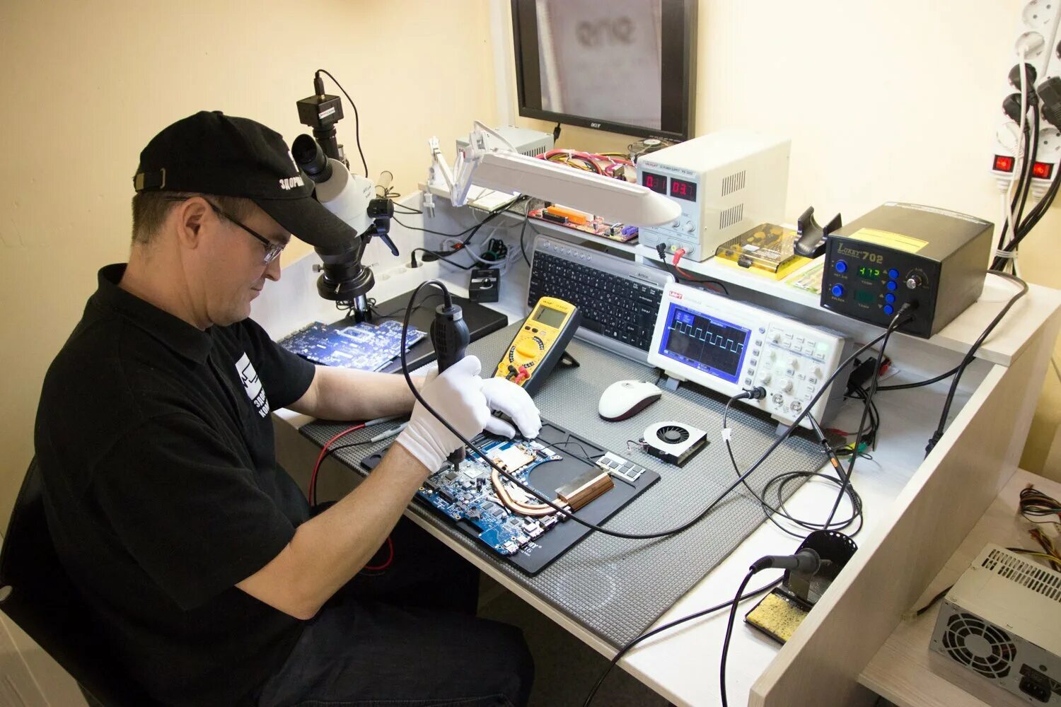 мастер по ремонту компьютеров. чинит телефон. мастера ремонт сотовых. мастерская сотовых телефонов. ремонтная мастерская телефонов.