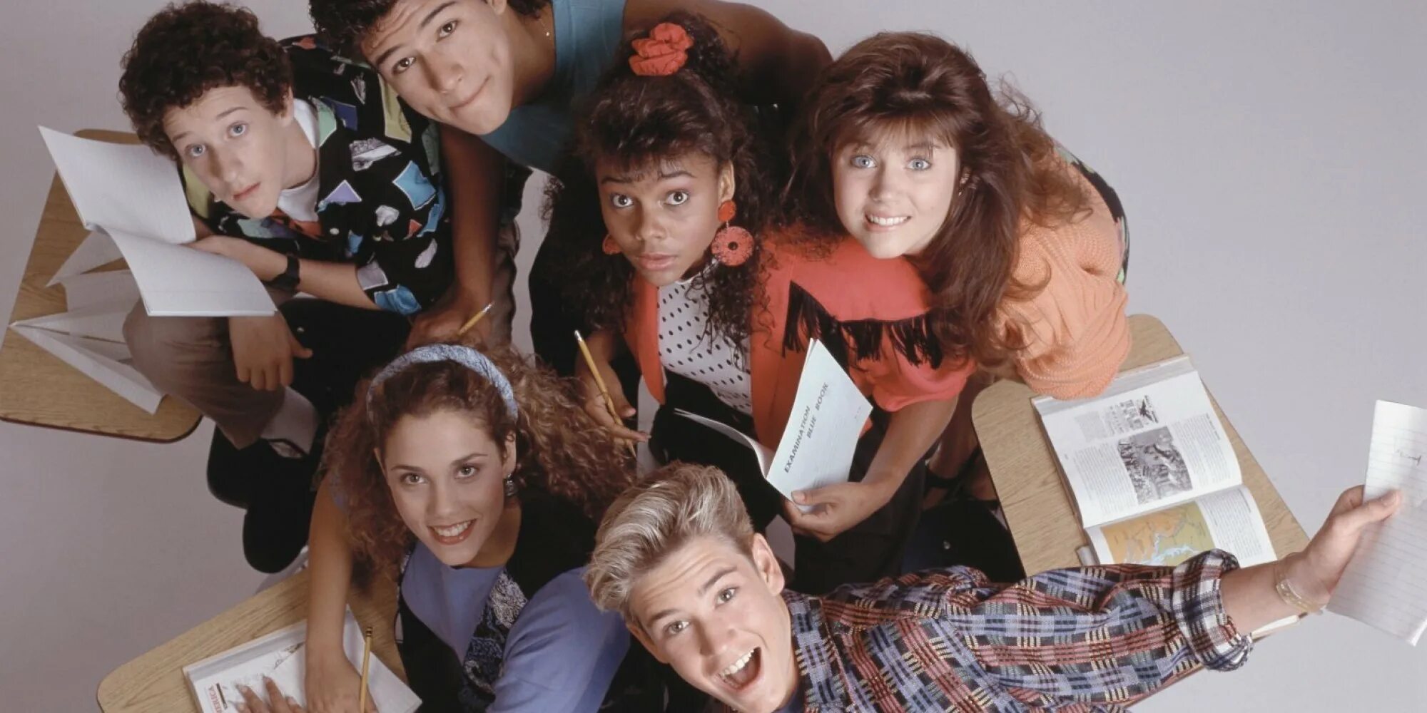 Saved by the bell. Сериал спасенные звонком / saved by the bell. saved by the bell 2025. haskiri velazquez saved by the bell.