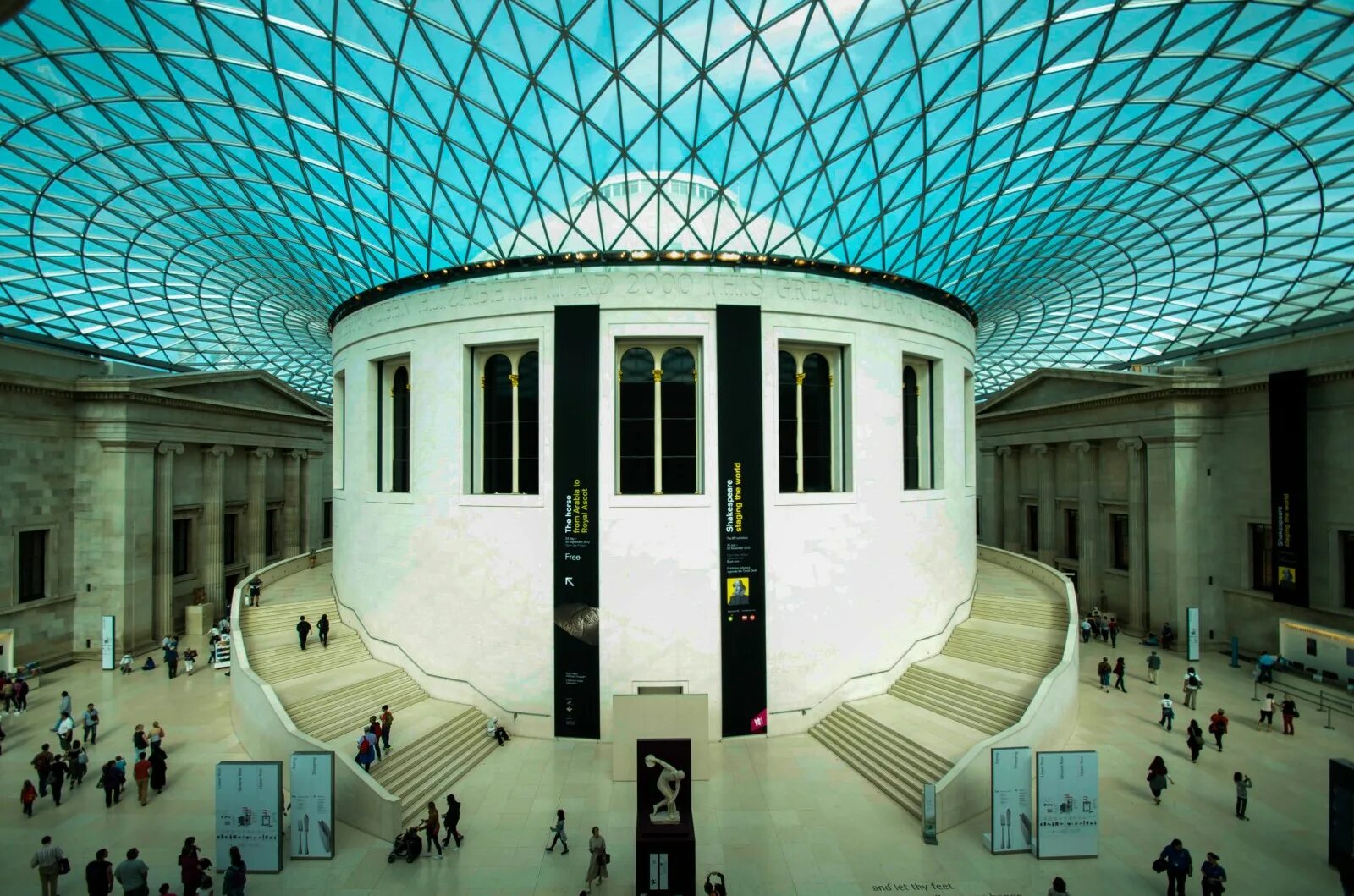 Музей лондона 5. Британский музей (British Museum). Британский музей Лондон архитектура. Британский музей в Блумсбери. Здание британского музея в Лондоне.