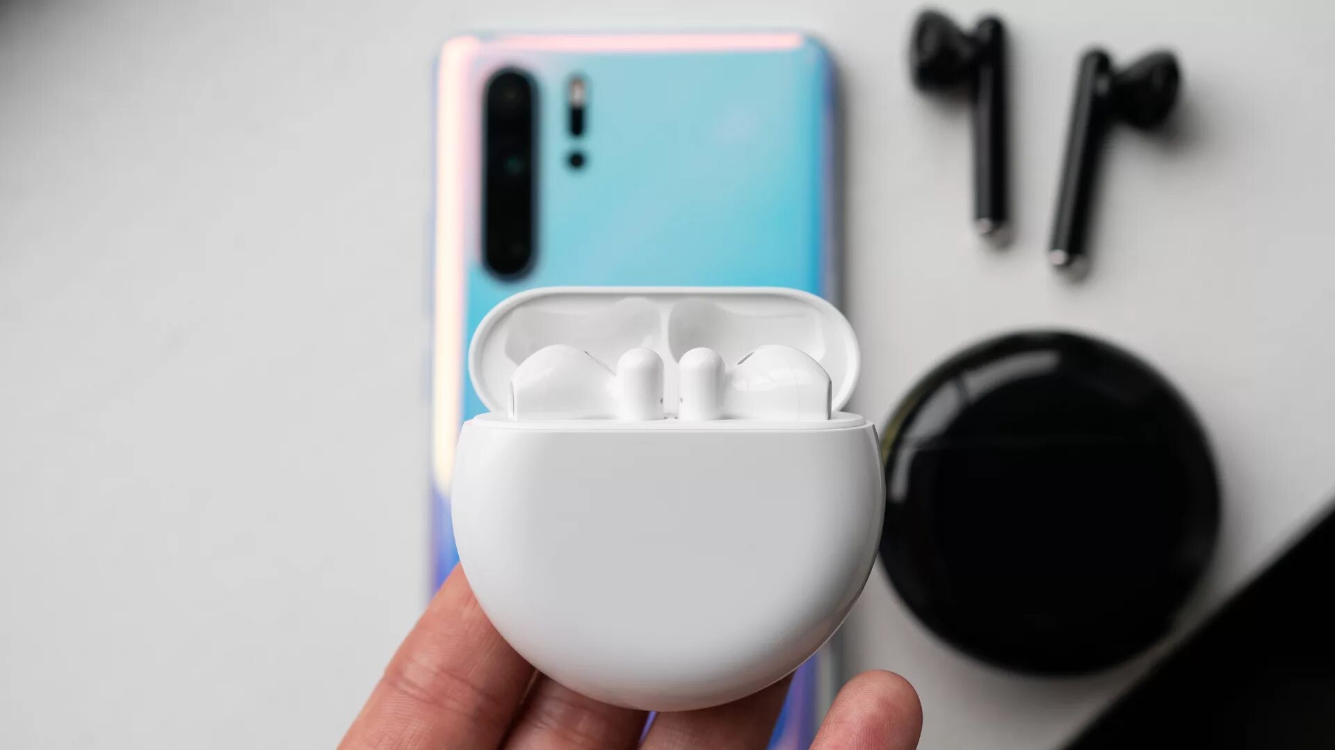 Freebuds airpods. Huawei freebuds 3. Наушники Хуавей freebuds 3. Наушники TWS Huawei freebuds 4i чехол. Аирподс Хуавей.