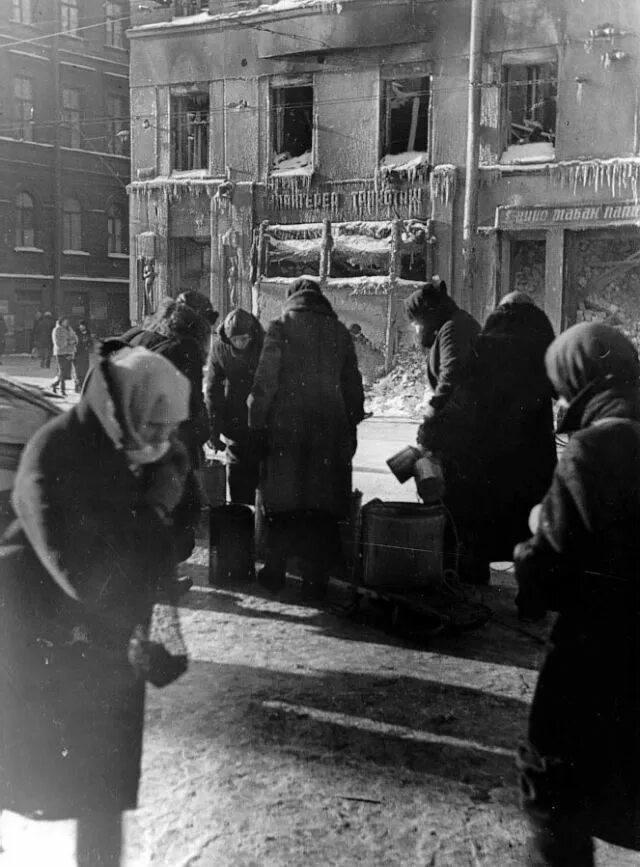 Манеж блокада ленинграда. Снимки Ленинградской блокады. Фотокарточки блокада Ленинграда. Блокадный Ленинград 1942 год.