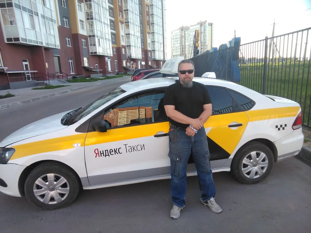 Водитель такси без регистрации. Таксист. Авто такси. Шофер такси. Мужчина водитель такси.