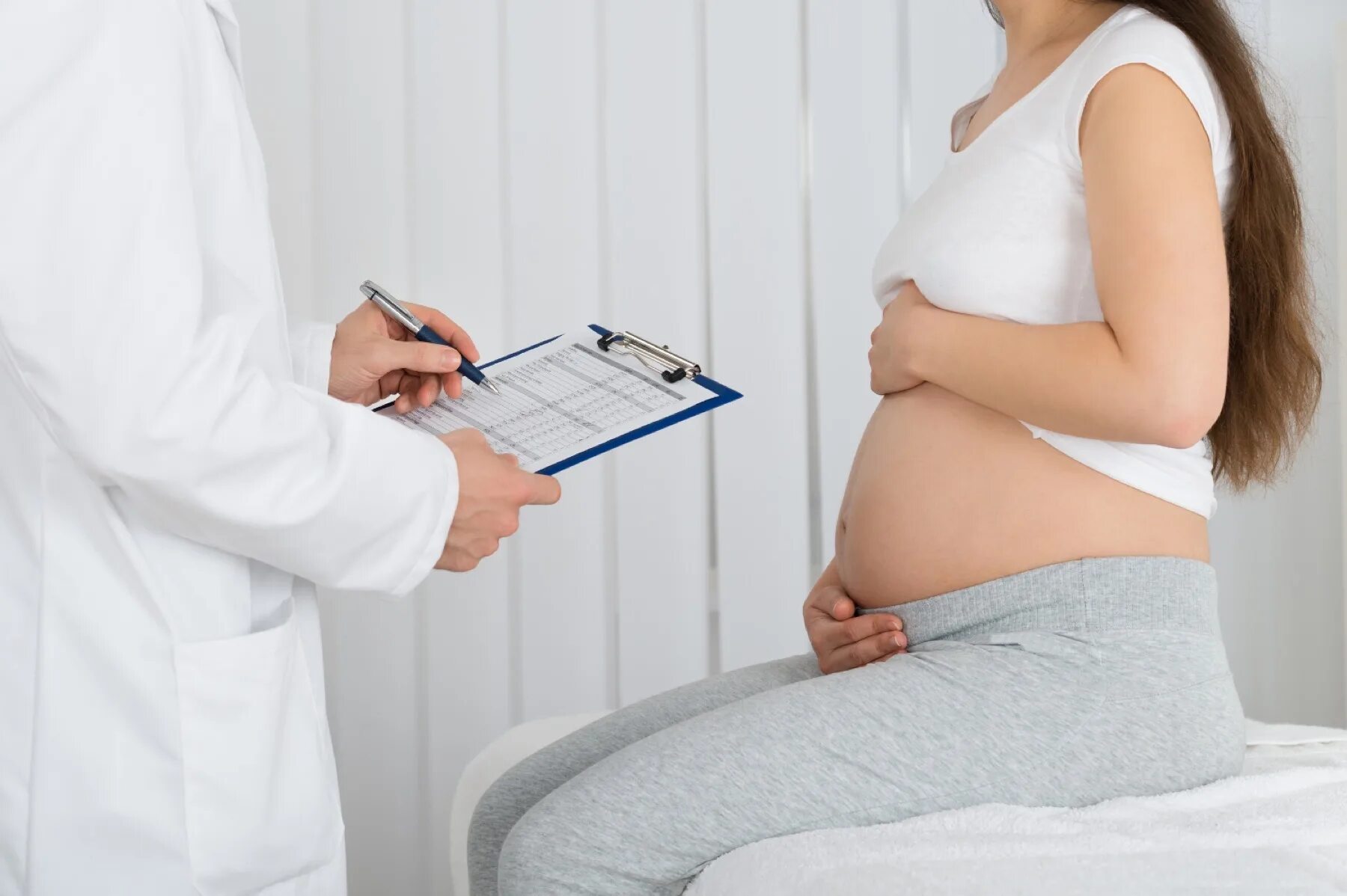 Забеременеть в 60. Астма у беременных. Беременные женщины у врача. Беременные с астмой.