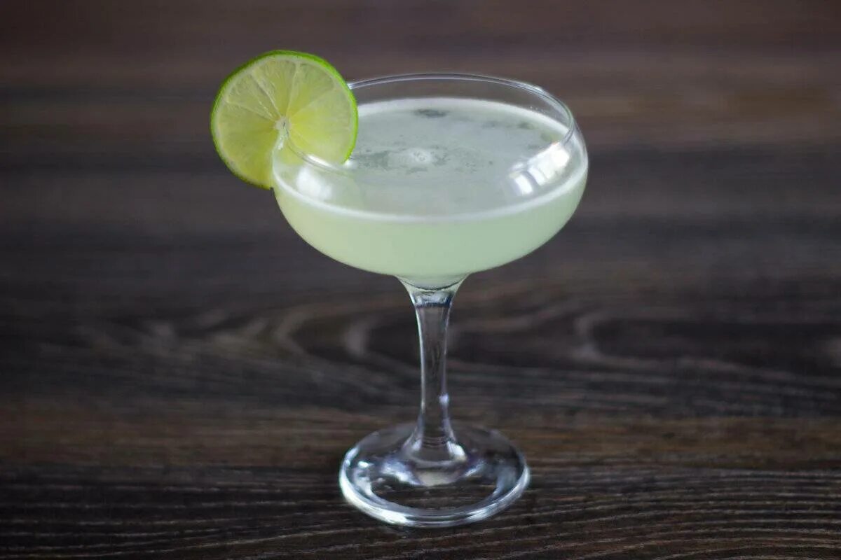 Алкогольный коктейль дайкири маракуйя. Дайкири напиток алкогольный. Бакарди дайкири коктейль. Сироп для дайкири. Алкогольное дайкири.