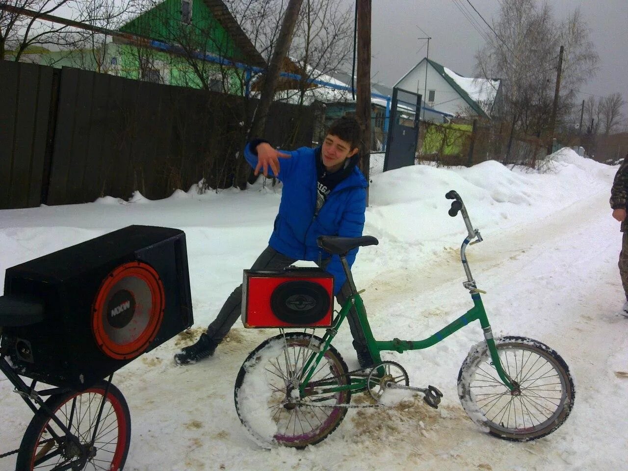 Магнитола с колонками в машину. Велики саб. Саб на велосипеде. Самый большой сабвуфер. Самые большие колонки.