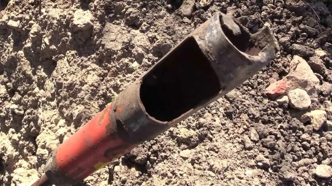 Канализационная труба под дорогой. Горизонтальный бур для прокладки труб. Прокол под водопровод. Желонка для прокола под дорогой. Крот для прокладки труб под землей.