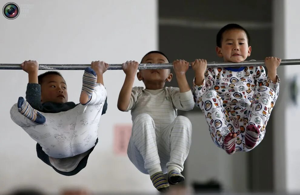 Дети спортсмены. Тренировки китайских детей гимнастов. Китайские дети гимнасты. Китайские дети спортсмены. Китайские дети занимаются спортом.