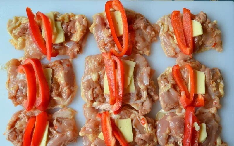 Филе бедра куриного. Бедрышки куриные на сковороде. Блюда из филе бедра курицы. Фаршированные куриные бедра без кости. Филе бедра куриного.