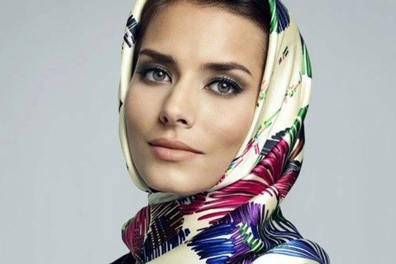 Шарф на голову зимой. Платок на голову зима. Палантин на голове зимой. Палантин на голову с пальто. Теплый палантин на голову.