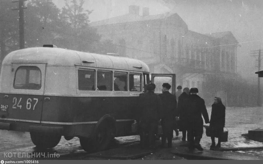 Автобусы котельнич. Котельнич старый вокзал. старый автовокзал котельнич. старый город котельнич.