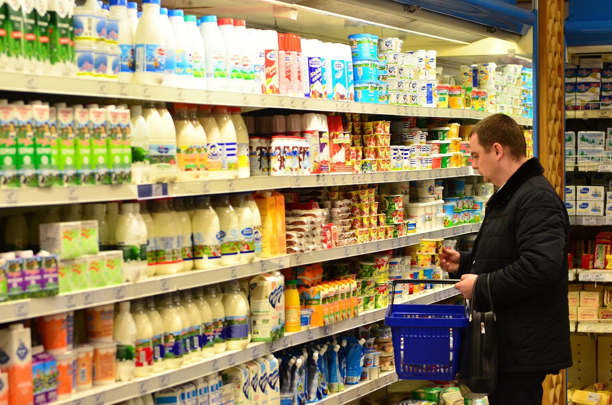 Молочная продукция. Магазины отечественных продуктов. Отечественный продукт. Российские товары. Полки с молочной продукцией в магазине.